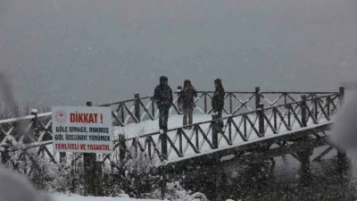 Bolu’nun doğal güzellikleriyle ünlü Abant Gölü Milli Parkı, kar yağışının