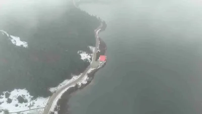 Bolu’nun doğa harikası Abant Gölü Milli Parkı, dağların eteklerini kaplayan