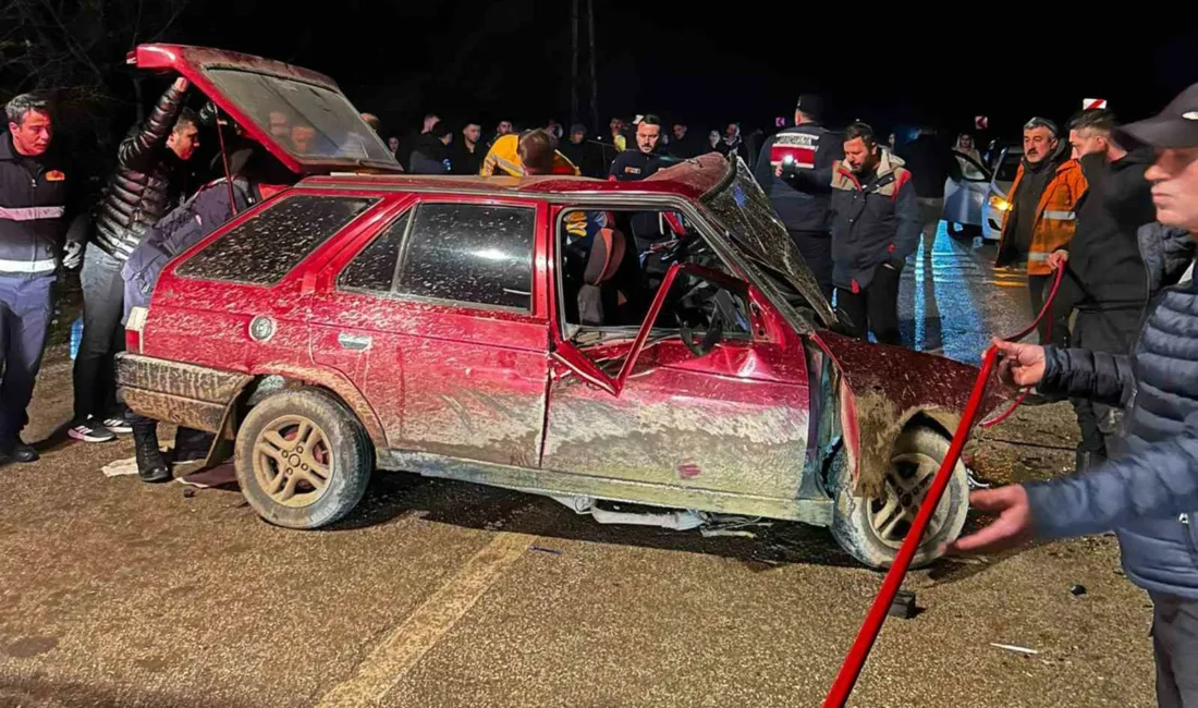 Bolu’da Abant yolunda iki otomobilin kafa kafaya çarpıştığı kazada ağır