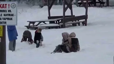 Bolu’nun doğal güzellikleriyle ünlü Abant Gölü Milli Parkı, kar yağışının