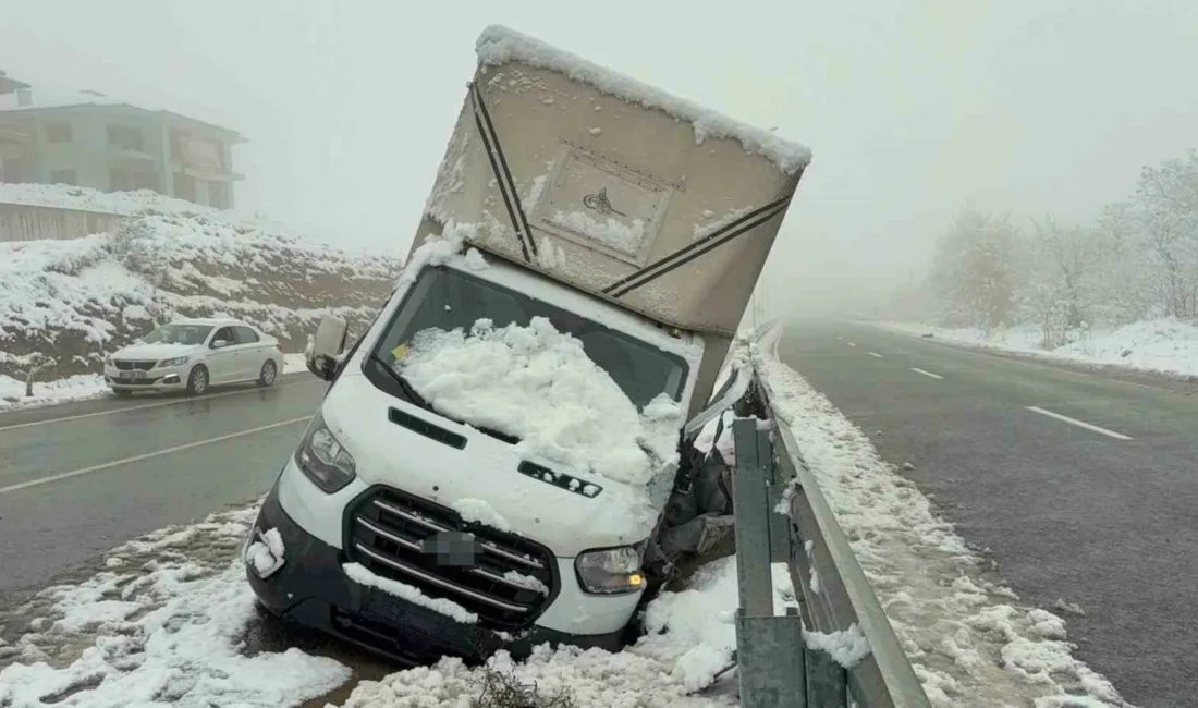 Karabük’te etkili olan kar yağışı nedeniyle ağaçlar devrilip yol kapanırken,