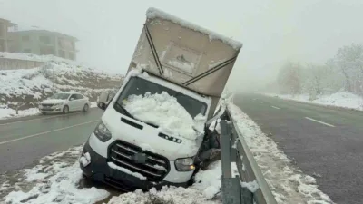 Karabük’te etkili olan kar yağışı nedeniyle ağaçlar devrilip yol kapanırken,