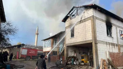 Bilecik’te altında ahır olan 2 katlı evde çıkan yangında 6