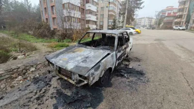 Karabük’ün Safranbolu ilçesinde park halindeyken alev alan ve tamamen yanarak