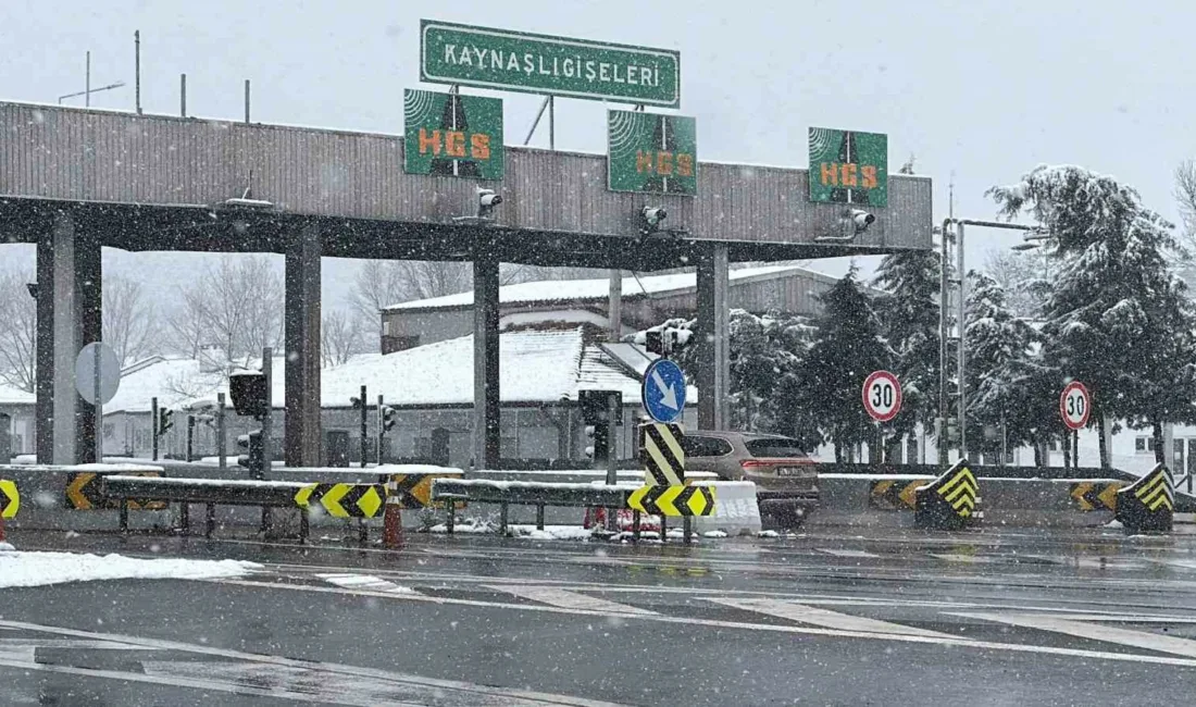 Düzce’de etkili olan kar yağışı sebebi ile aralıklarla Anadolu Otoyolu
