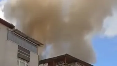 Ankara’nın Etimesgut ilçesinde bir binanın çatısında çıkan yangın paniğe neden