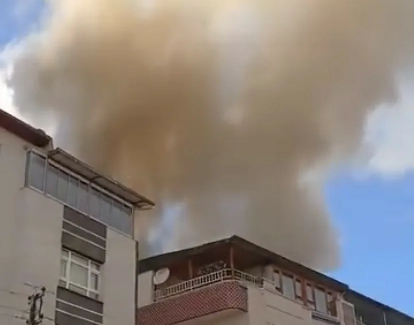 Ankara’nın Etimesgut ilçesinde bir binanın çatısında çıkan yangın paniğe neden