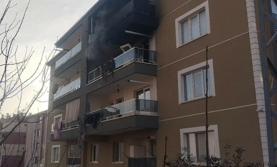 Ankara’nın Çubuk ilçesinde bir apartman dairesinde çıkan yangın paniğe neden