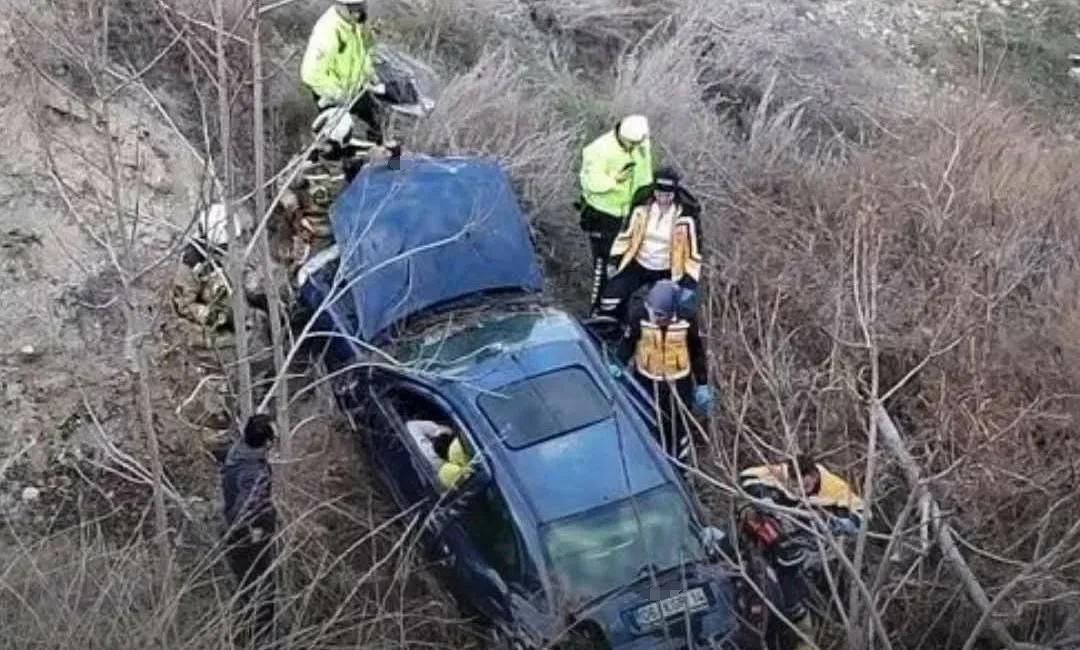 Ankara’nın Beypazarı ilçesinde kontrolden çıkan otomobilin 10 metre yükseklikten yuvarlanması