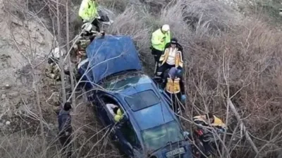 Ankara’nın Beypazarı ilçesinde kontrolden çıkan otomobilin 10 metre yükseklikten yuvarlanması