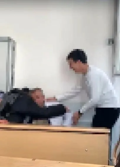 Ankara’da Kocatepe Mimar Kemal Anadolu Lisesi’nde, sınıfta öğretmenlerine saygısızca hareketlerde