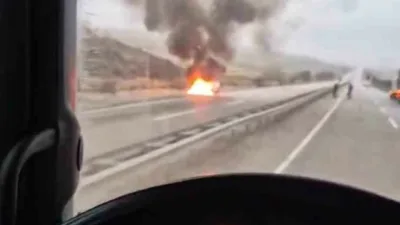 Ankara’da Çankırı Bulvarı üzerinde seyir halinde olan otomobil alev alarak