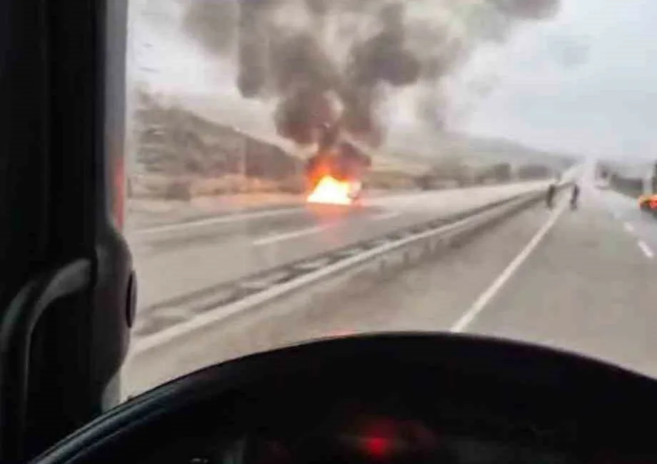 Ankara’da Çankırı Bulvarı üzerinde seyir halinde olan otomobil alev alarak