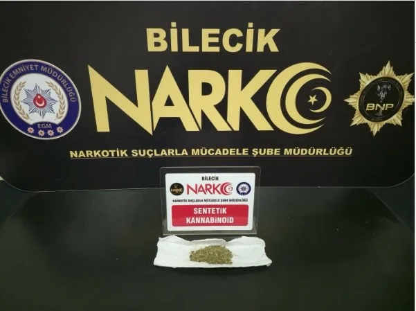 Bilecik’te aranması bulunan yabancı uyruklu bir şahıs, üzerinden uyuşturucu madde