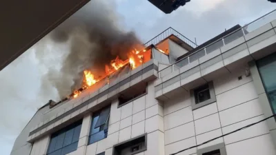 Ataşehir’de bir otelin çatı katında çıkan yangın paniğe neden oldu.