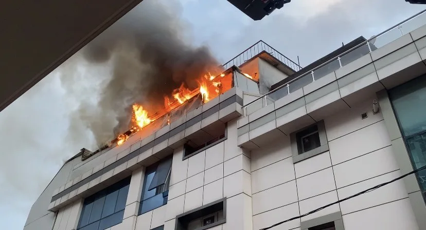 Ataşehir’de bir otelin çatı katında çıkan yangın paniğe neden oldu.