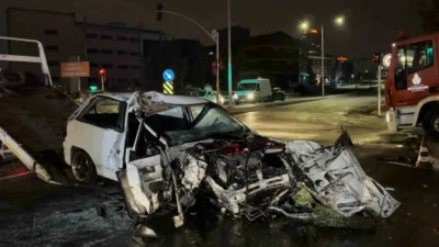 İstanbul Avcılar’da bir otomobil, cadde üzerinde hatalı dönüş yapan kamyonete