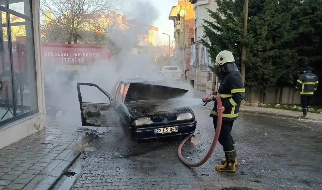 Kırklareli’nin Babaeski ilçesinde seyir halindeyken ön kısmı tutuşan otomobil itfaiye