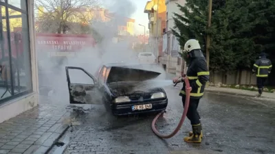 Kırklareli’nin Babaeski ilçesinde seyir halindeyken ön kısmı tutuşan otomobil itfaiye