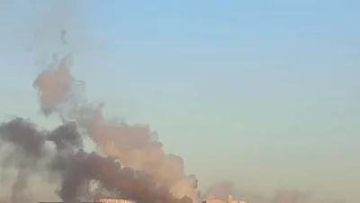 Kocaeli’nin Dilovası ilçesindeki bir fabrikanın bacasından çıkan siyah duman vatandaşları