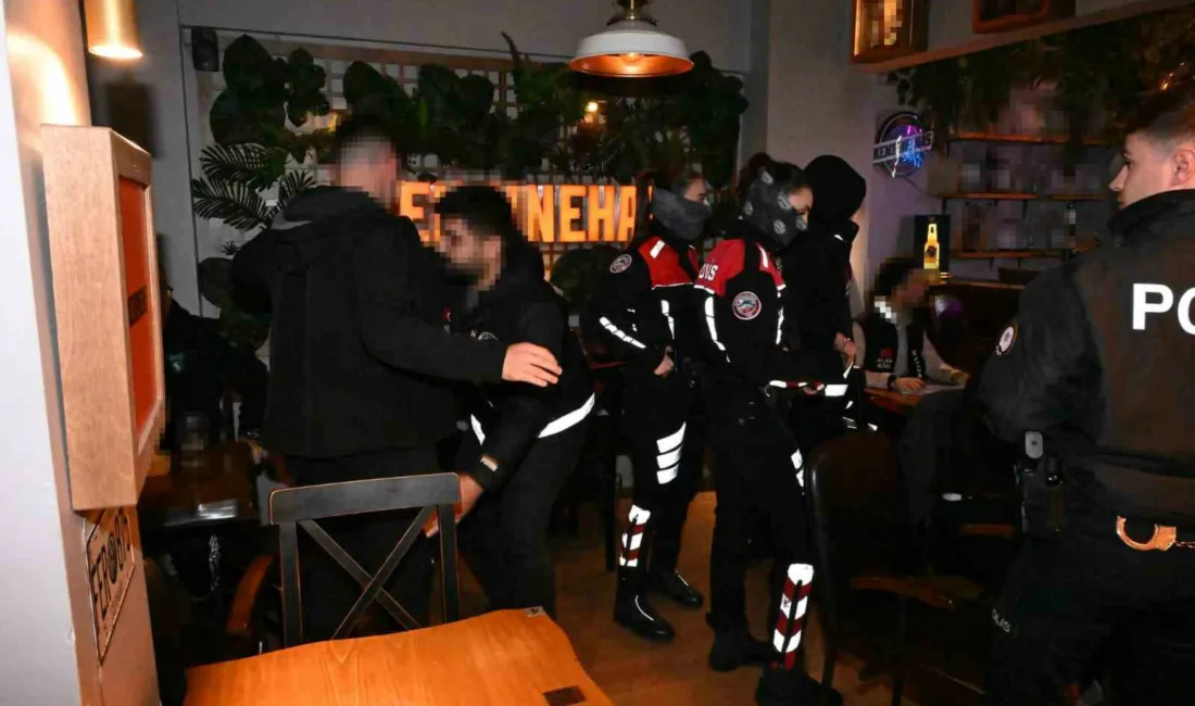 Kocaeli’nin İzmit ilçesinde polis ekipleri tarafından eğlence mekanlarına yönelik denetimler