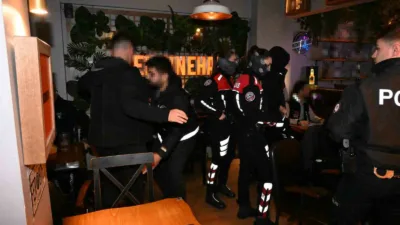 Kocaeli’nin İzmit ilçesinde polis ekipleri tarafından eğlence mekanlarına yönelik denetimler