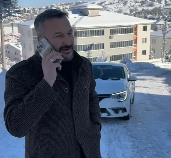 Karabük’ün Eskipazar ilçesinde etkili olan kar yağışı nedeniyle yollarda buzlanma
