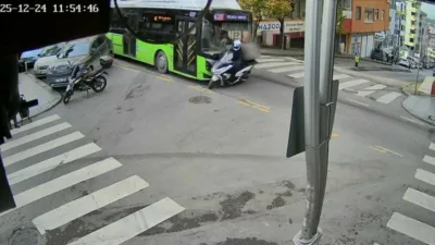 Kocaeli’nin Çayırova ilçesinde belediye otobüsü ile motokuryenin dört yol ağzında