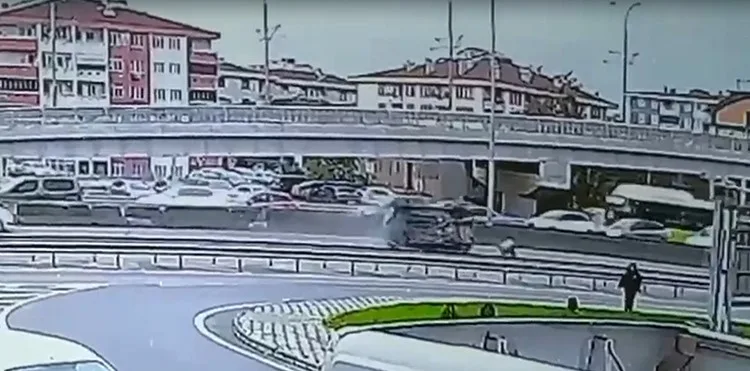 Kocaeli’nin İzmit ilçesinde beton bariyere çarparak devrilen otomobilin sürücüsü ağır