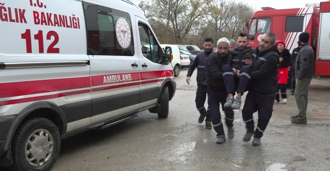 Kocaeli’de beton fabrikasının çatısında çıkan yangın paniğe neden oldu. İtfaiye