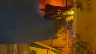 Beyoğlu’nda 3 katlı binanın teras katında yangın çıktı. Kısa sürede