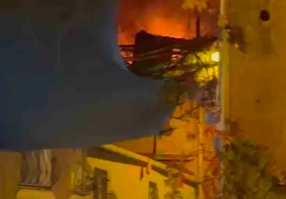 Beyoğlu’nda 3 katlı binanın teras katında yangın çıktı. Kısa sürede