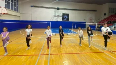 Bilecik’te badminton antrenmanları hızlı reaksiyon, raket kontrolü ve koordinasyon odaklı