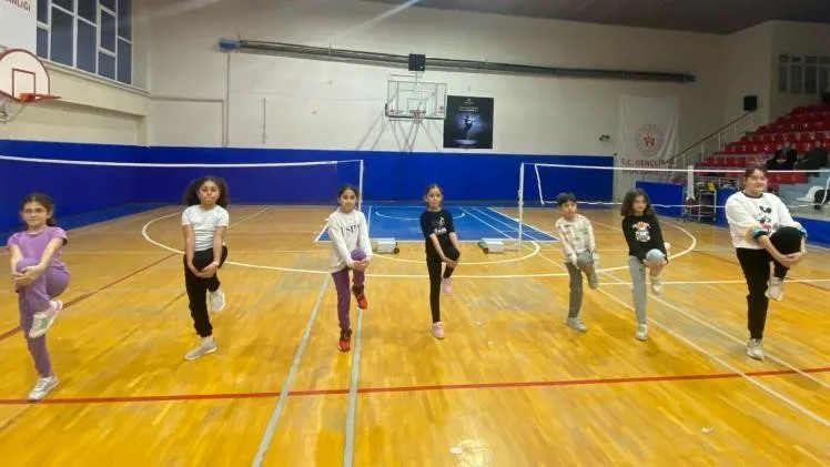 Bilecik’te badminton antrenmanları hızlı reaksiyon, raket kontrolü ve koordinasyon odaklı