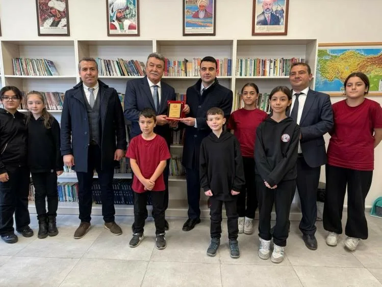 Bilecik’in Osmaneli ilçesinde hayırsever desteğiyle okul kütüphanesi yenilendi. Osmaneli Kaymakamı