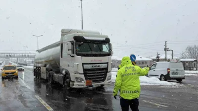 Düzce’de etkili olan kar yağışı sebebi ile Bolu Dağı’nın Ankara