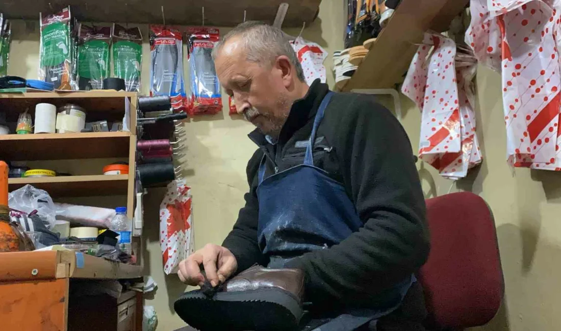 Bolu’da 35 yıldır ayakkabı tamirciliği yapan 51 yaşındaki usta, kış