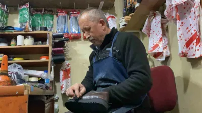 Bolu’da 35 yıldır ayakkabı tamirciliği yapan 51 yaşındaki usta, kış