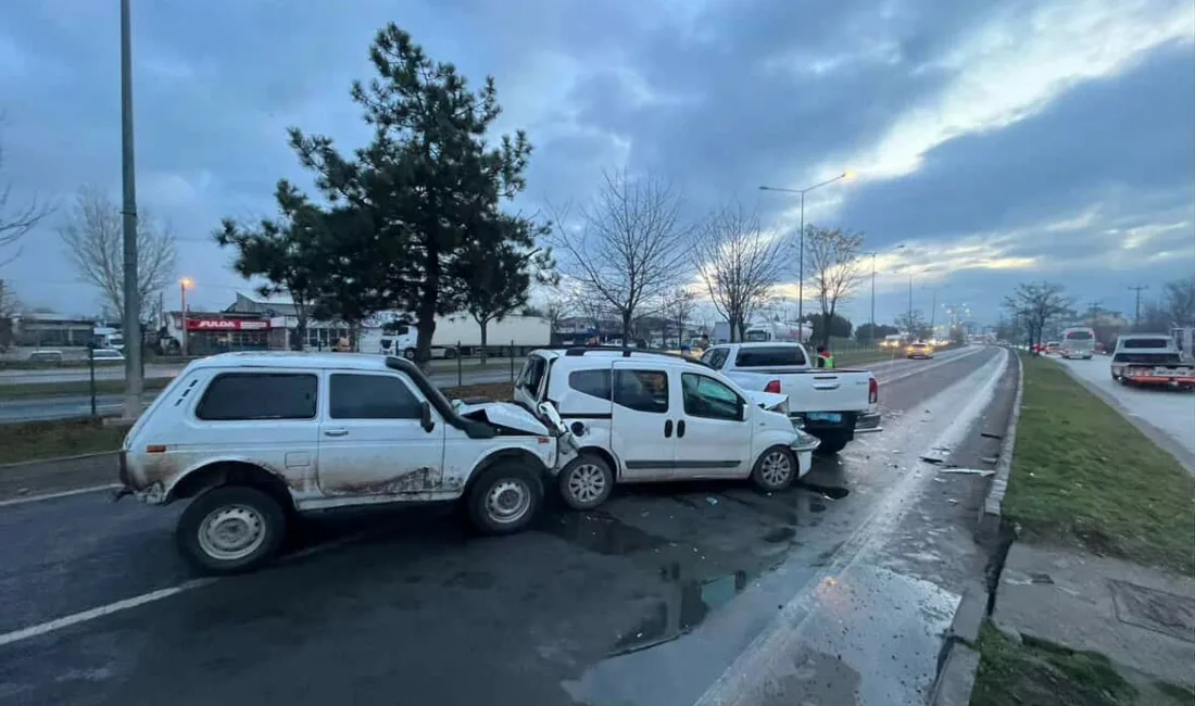 D-100 kara yolunun Bolu geçişinde 4 aracın karıştığı zincirleme trafik