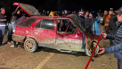Bolu’da Abant yolu üzerinde iki otomobilin kafa kafaya çarpıştığı kazada