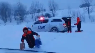 Bolu’nun Gerede ilçesinde etkili olan yoğun kar yağışı nedeniyle tır