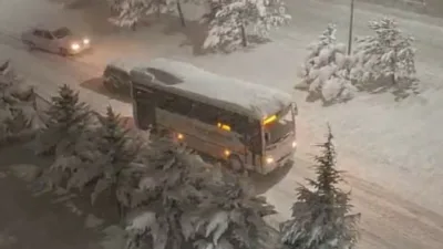 Bolu’da etkisini artıran yoğun kar yağışı, kent merkezinde hayatı felç