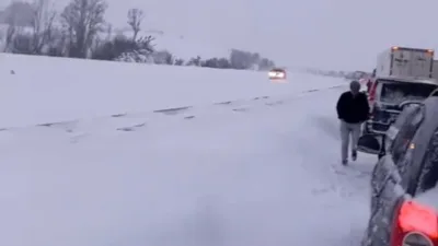 Bolu’da yoğun kar yağışı ve buzlanma nedeniyle trafiğe kapanan Gerede-Karabük