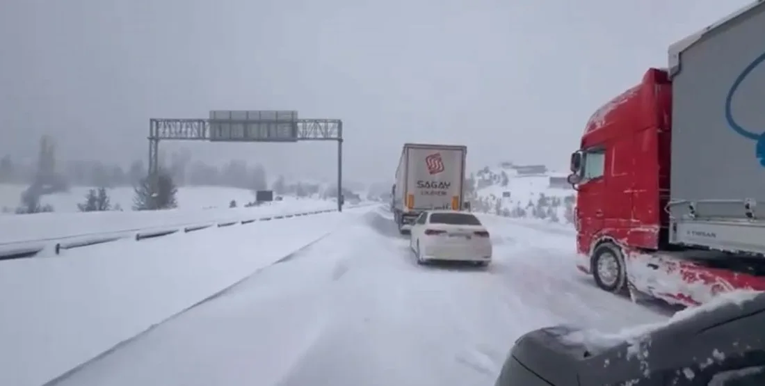 Bolu’nun Gerede ilçesinde etkili olan yoğun kar yağışı nedeniyle kar