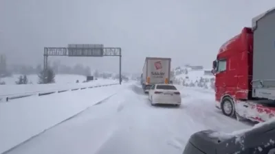 Bolu’nun Gerede ilçesinde etkili olan yoğun kar yağışı nedeniyle kar