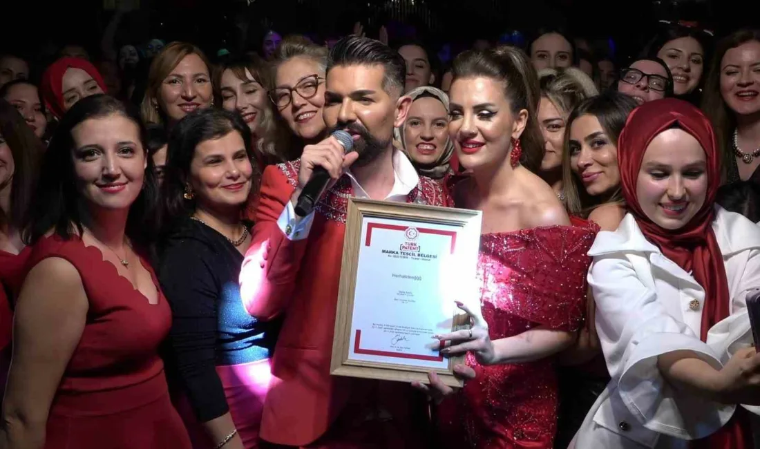 Bursa’da 700 kadının katılımıyla düzenlenen kadınlar matinesi, sahnede yaşanan ilginç