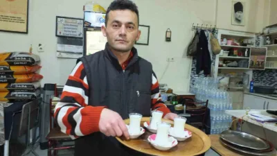 Burhaniye ilçesinde, kahvehanelerde süt servisi yapılması vatandaşları sevindirdi. Kış aylarının