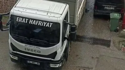 Bursa’da sokak arasında dönüş yapamayan kamyon sürücüsü manevra yaparken, park