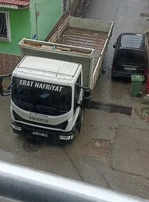 Bursa’da sokak arasında dönüş yapamayan kamyon sürücüsü manevra yaparken, park