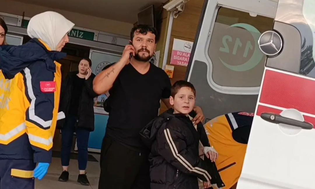Bursa’nın İnegöl ilçesinde nacakla oynayan küçük çocuğun parmağı kopma noktasına